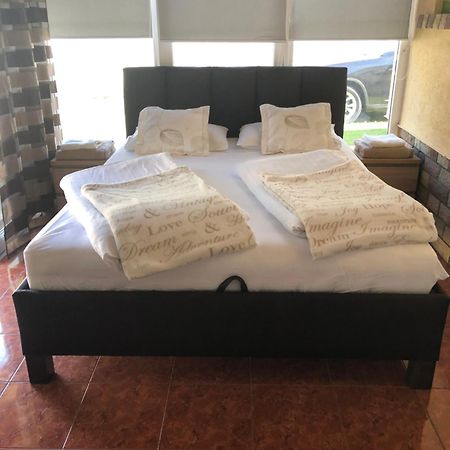 גיולה Regina Delux Apartman מראה חיצוני תמונה